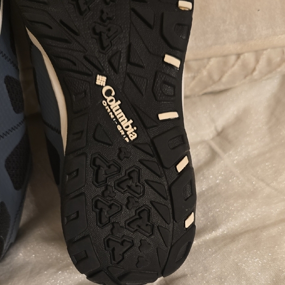 Columbia Black and Gray Sneakers with Sporty Design - Picture 11 of 16